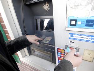 Zamieszanie z kartami Visa trwa, teraz banki zwracają na konta za dużo pieniędzy