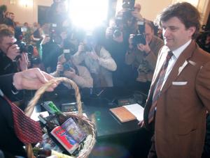 Janusz Palikot otrzymał od PiS koszyk tanich win