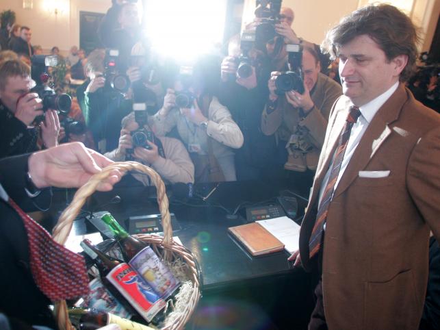 Janusz Palikot otrzymał od PiS koszyk tanich win