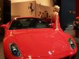Gorąca czerwień ferrari i gorąca dziewczyna