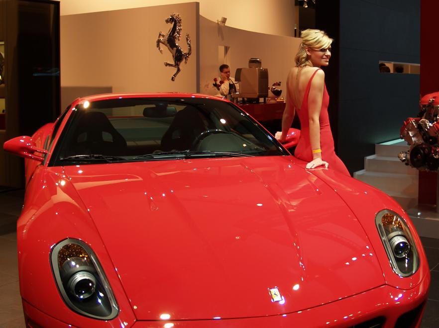 Gorąca czerwień ferrari i gorąca dziewczyna