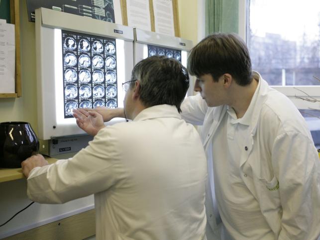 Lekarze z drugim stopniem specjalizacji zarabiają w polskich szpitalach od 3,5 do 12,5 tys. zł