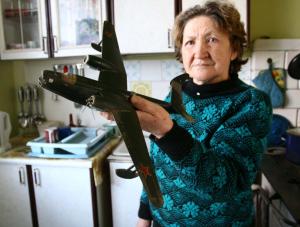Matka Roberta pokazuje samolot, który pilot skleił w dzieciństwie