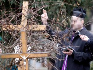 "Fakt": We Wrocławiu przebieraniec w sutannie grzebie zmarłych