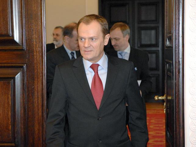 Tusk chce znieść obowiązek meldunku