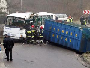 Wypadek nastąpił na zakręcie wąskiej drogi