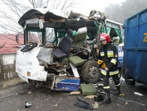 Kontener ze złomem zniszczył autobus na mazurskiej drodze
