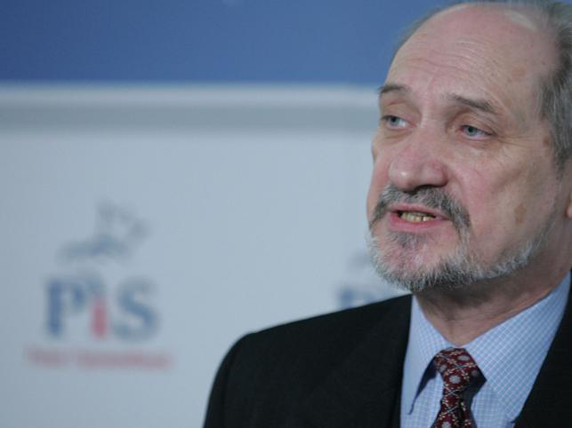 Antoni Macierewicz zaprzecza kopiowaniu akt kontrwywiadu wojskowego