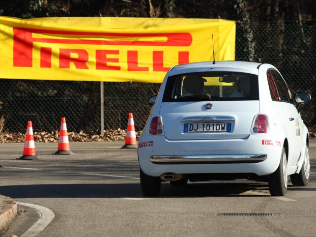 Na mokrym samochód hamuje z 80 km/h na niecałych 30 metrach