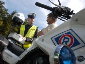 Policjanci nielegalnie nagrywają zatrzymanych kierowców na dyktafon