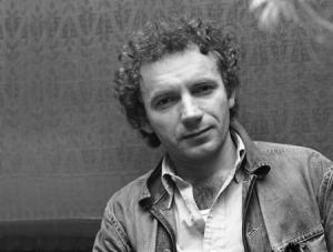 Polska, 1974 r. Edward Stachura 19371979 prozaik i poeta, autor gĹ‚oĹ›nej sfilmowanej powieĹ›ci ĂSiekierezada albo zima leĹ›nych ludziĂ, opowiadaĹ„ ĂFalujÄ…c na  wietrzeĂ, rozwaĹĽaĹ„ filozoficzno-poetyckich ĂFabula rasa, Rzecz o egoizmieĂ. W 1979 r. popeĹ‚niĹ‚ samobĂłjstwo.ijdl PAPCAFMaciej KĹ‚oĹ›