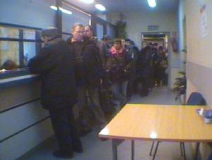 Gdy urzędniczki robiły zakupy, tłum ludzi tłoczył się w kolejce
