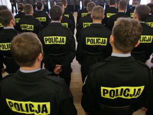 Komendanci policji wyłudzali mieszkania
