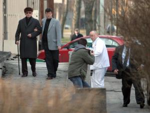 Ochrona wojskowego szpitala w Warszawie pobiła fotoreportera, który robił zdjęcia Jaruzelskiemu