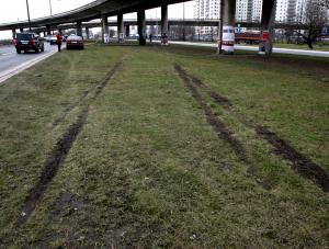 Ślady hamowania wskazują, że ferrari Macieja Zientarskiego mogło pędzić nawet 300 km/h