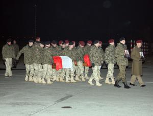 Ciała poleglych w Afganistanie żołnierzy wróciły do Polski