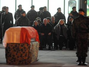 Trumny poległych żołnierzy na lotnisku w Balicach