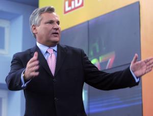 Aleksander Kwaśniewski sprezentował Sabie Ludwika Dorna psie smakołyki