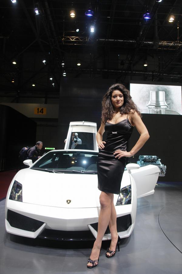 Zniewalające dziewczyny i piękne samochody na Motor Show w Genewie