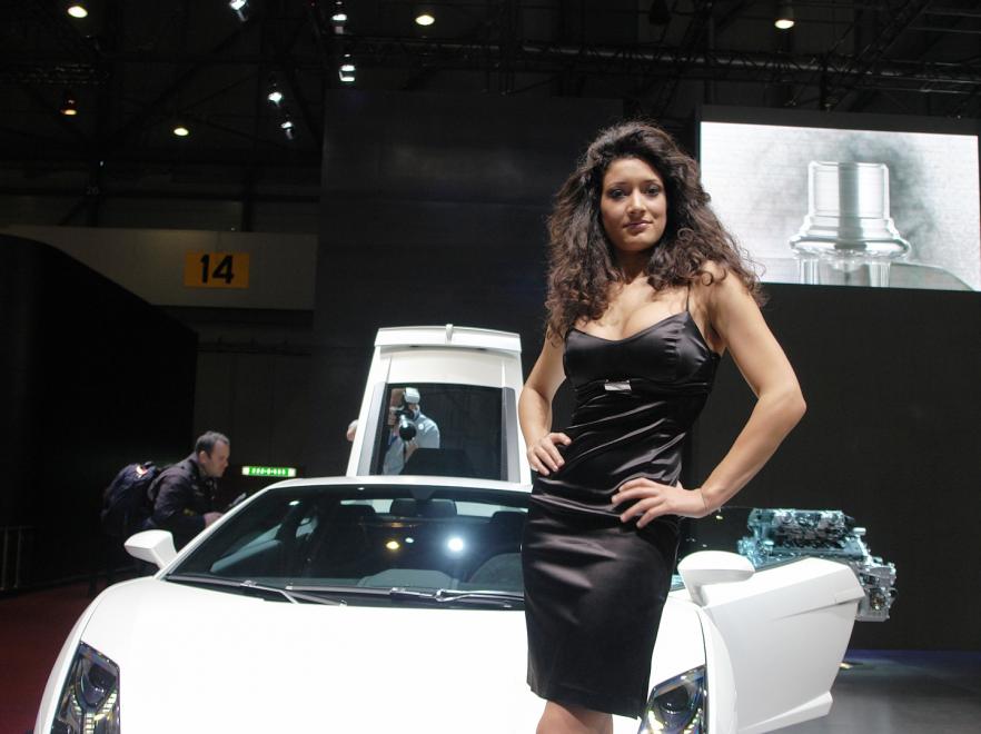 Zniewalające dziewczyny i piękne samochody na Motor Show w Genewie