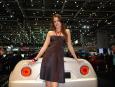 Zniewalające dziewczyny i piękne samochody na Motor Show w Genewie