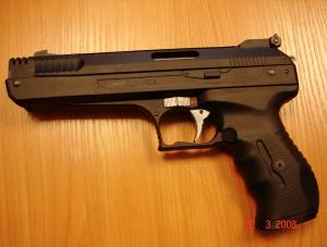Pistolet gazowy, z którego strzelał mężczyzna