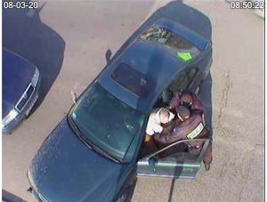 Policjanci wywlekają pijanego z samochodu