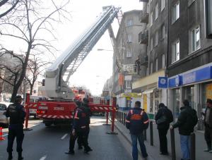 Na Puławskiej balkon spadł na kobietę
