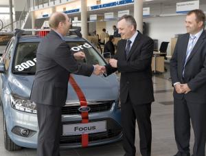 Od lewej. Adam Kołodziejczyk Ford Polska, Piotr Wojnarowicz - klient odbierający kluczyki do nowego auta i Grzegorz Albin - Prezes BIG Autohadel