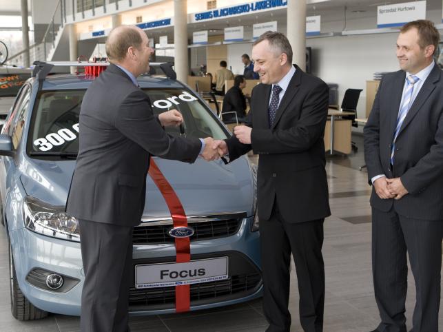 Od lewej. Adam Kołodziejczyk Ford Polska, Piotr Wojnarowicz - klient odbierający kluczyki do nowego auta i Grzegorz Albin - Prezes BIG Autohadel
