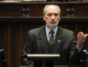Macierewicz: MON ujawnia dziennikarzom tajemnice