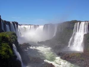 Groźna kipiel wodospadów Foz do Iguacu
