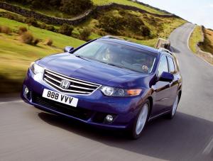 Najnowsza honda accord wjeżdża od razu jako limuzyna i kombi
