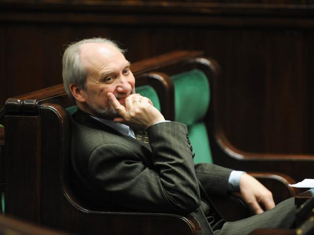 Prokuratura odmówiła Macierewiczowi