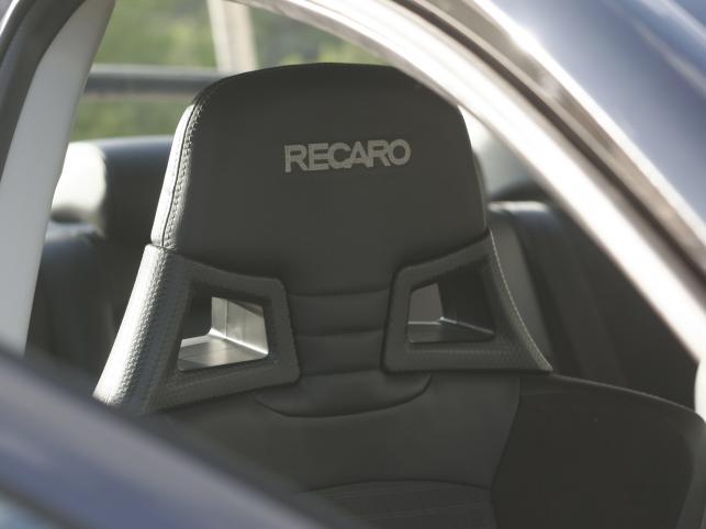 Sportowe siedzenia recaro świetnie trzymają w zakrętach