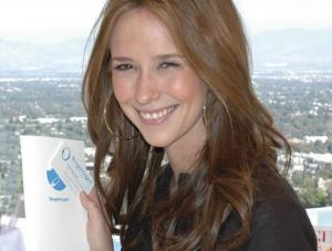 Pierścionki dla singli nosi Jennifer Love Hewitt