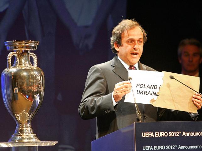 Kancelarie rządu i prezydenta kłócą się, a czasu do Euro 2012 jest coraz mniej