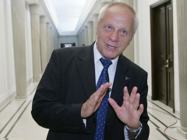 Niesiołowski: Zwrot orderu to przesada