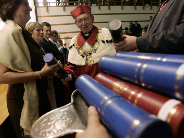 Raport: ile zarabia profesor?