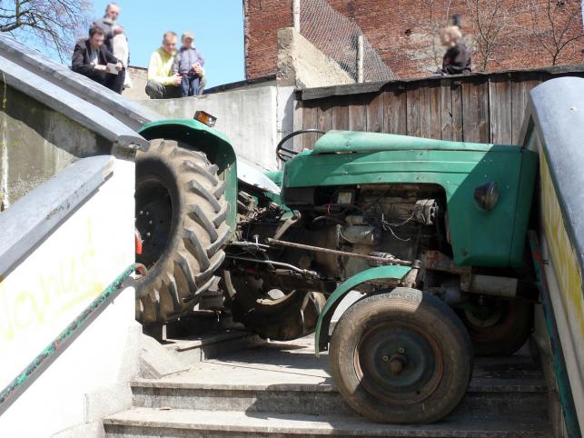 Tomasz J. po pijanemu chciał udowodnić, że traktor nadaje się na rajdy terenowe