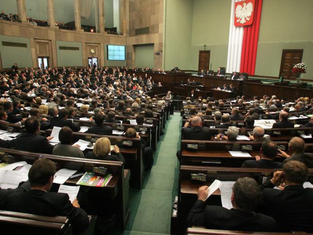 Sejm zmniejszył emerytury esbekom