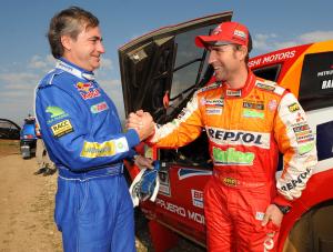 Twardziele - Carlos Sainz z VW (z lewej) i Stephane Peterhansel z Mitsubishi