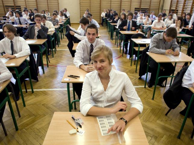 W całym kraju maturzyści pisali dziś egzamin z Polskiego