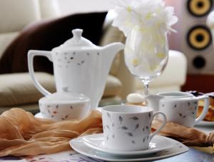 Kawa w białej porcelanie