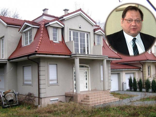 Poseł Kalisz sprzedaje willę. Za dwa miliony