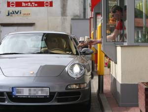 Kammel jeździ porsche po hamburgery