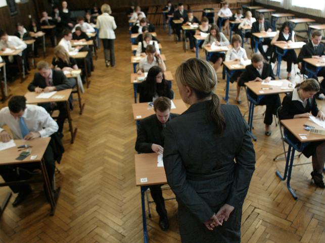 Według wiceministra edukacji, uczniowie na maturze nie mogli mieć wątpliwości, bo są... głupsi