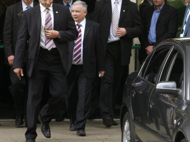 Minister spraw wewnętrznych Grzegorz Schetyna uznał, że były premier potrzebuje obstawy i przedłużył ochronę