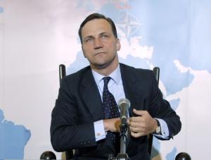 Sikorski wprowadza musztrę dla urzędników MSZ