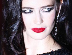 French actress Eva Green poses for photographers at the world premiere of  quot;The Golden Compass quot; in Leicester Square, London, November 27, 2007.     REUTERSKieran Doherty    BRITAIN